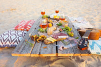 Ein Picknick am Strand veranstalten: Essen & Trinken in Wassernähe